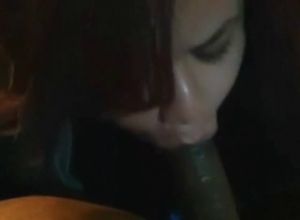 Бразильянка любит сосать черные члены